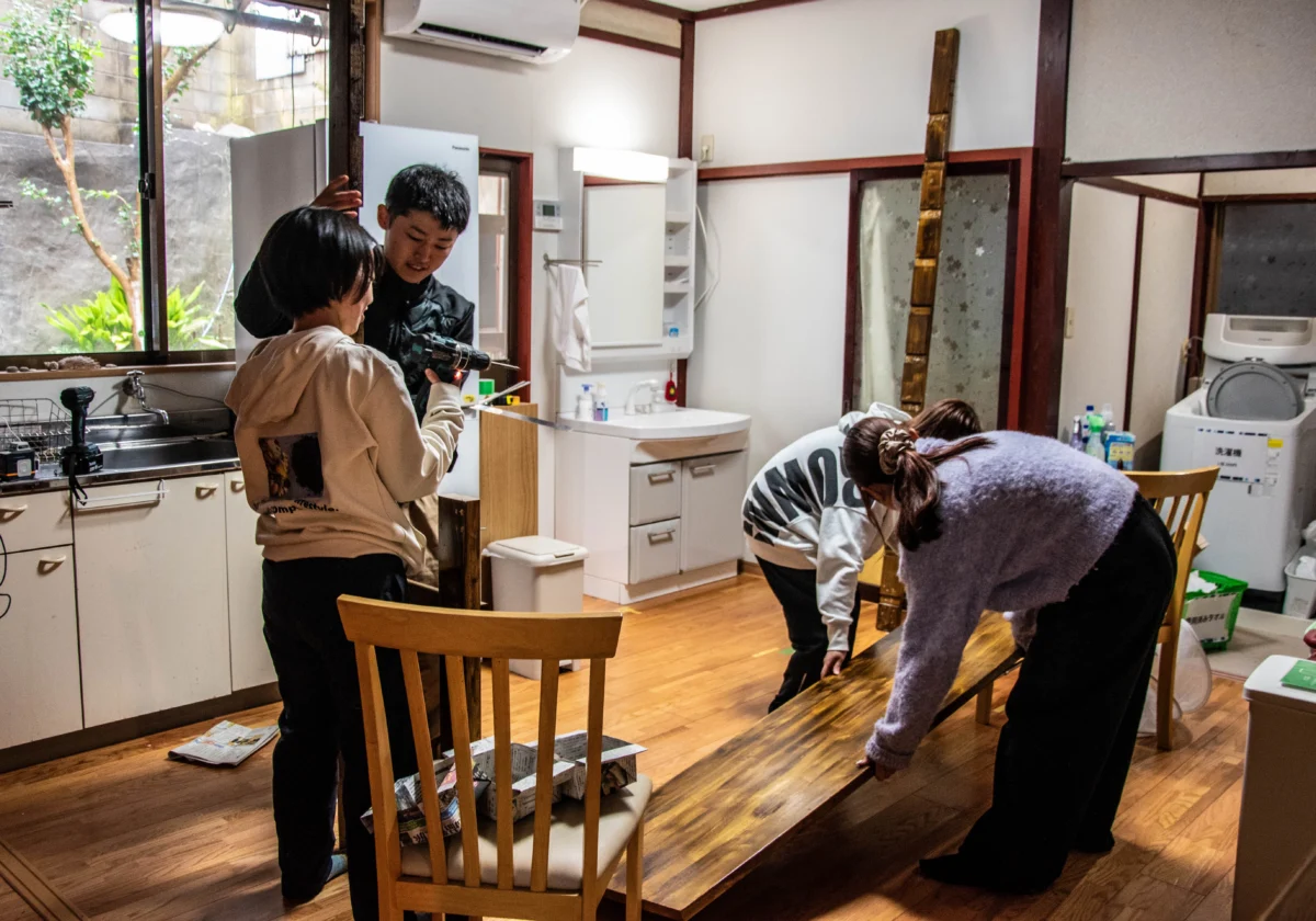 ここにバーカウンターを作ろう！　と大学生たちが工夫していました