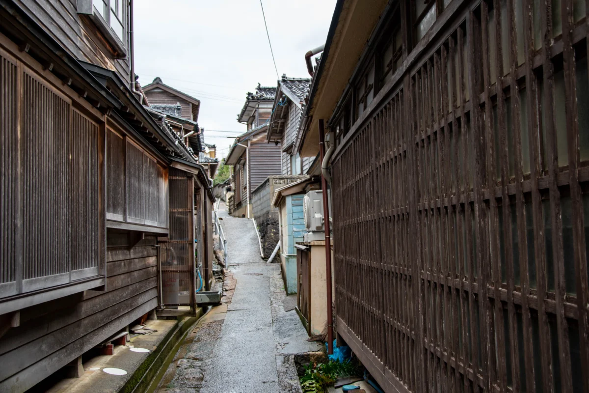 黒島に育まれてきた歴史は、伝統的建造物群保存地区に指定された街なみにも表れている