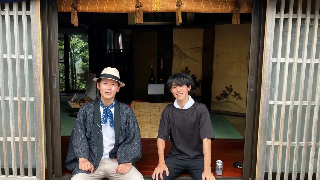 毎月東京から通って支援する坂一博さん（左）と、ゲストハウスなどで力を発揮するトビーくん（右）