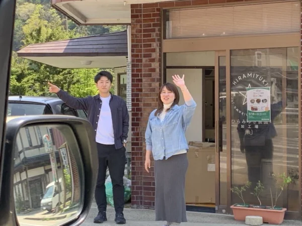 ひらみゆき農園 事務所にて(撮影:2025年5月)左から竹内さん(複業人材)、平さん(依頼者)