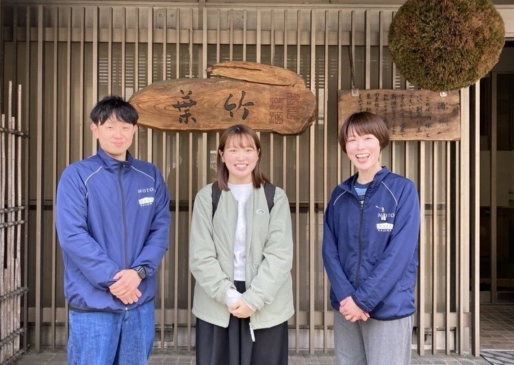 数馬酒造前にて(取材時撮影) 左から数馬酒造(代表)・数馬 嘉一郎さん、ライター・高橋さん、数馬酒造・数馬しほりさん