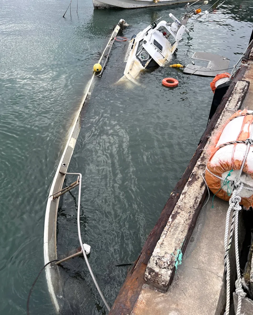 狼煙港で津波を受けて沈んでしまったシーク号（撮影：2024年1月　高根さん提供）