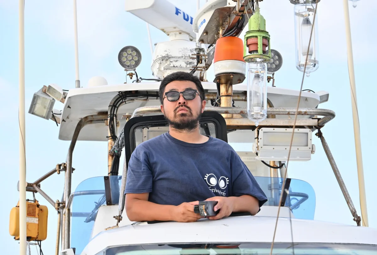 イカ釣り漁船から日本海を見渡す高根さん（撮影：2025年7月　加藤直人）