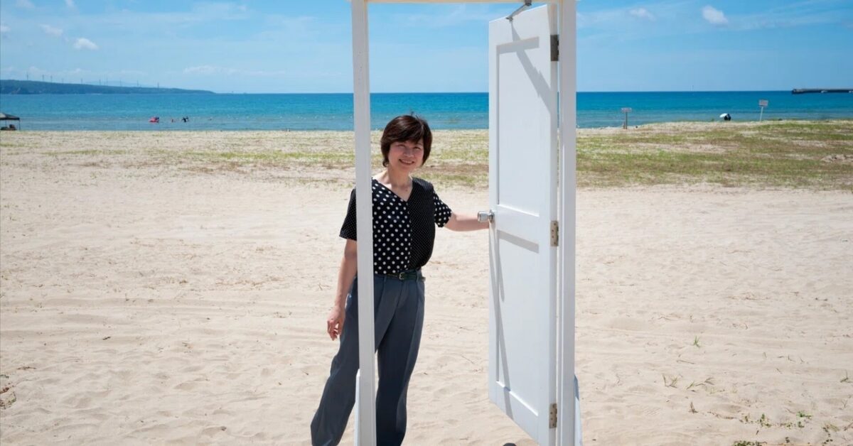 増穂浦海岸に設置されたフォトスポット「白いとびら」では、インスタ映えする写真も撮影できます