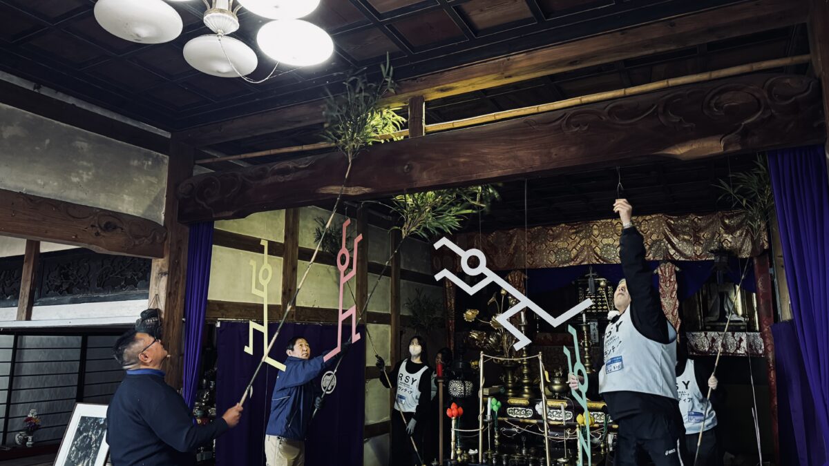 ボランティアのみなさんと千手院・本堂の煤払いをする森本さん