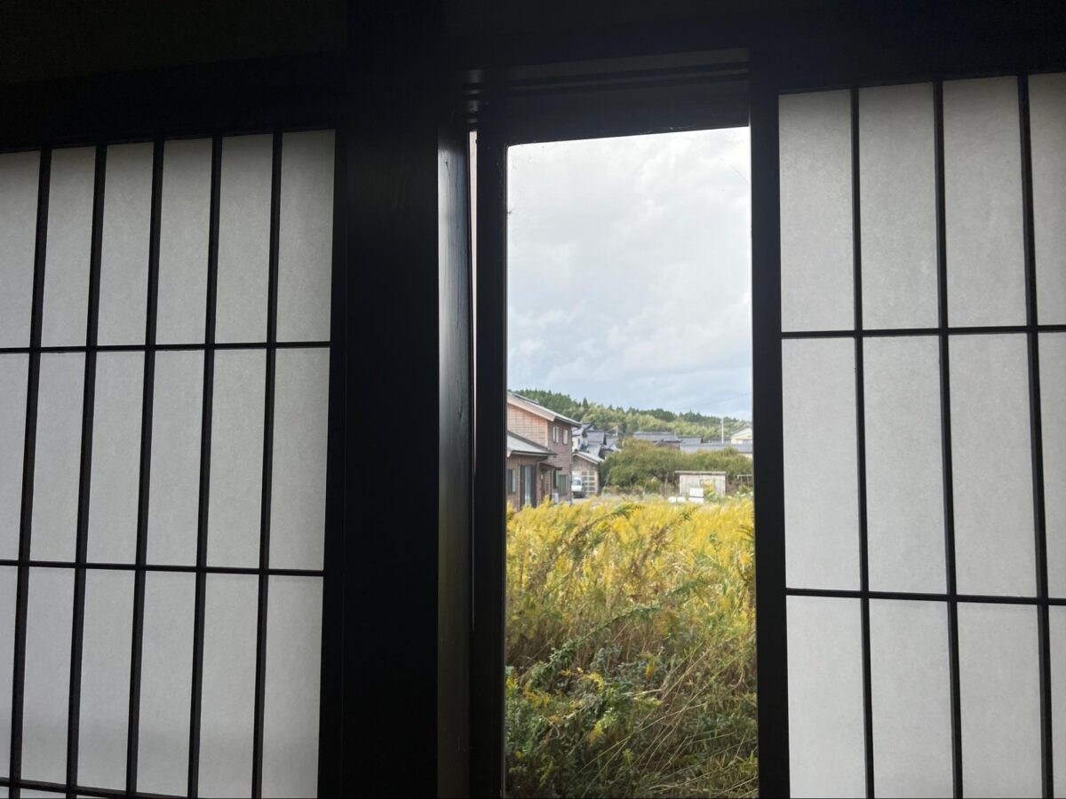 窓枠のゆがみで閉まらなくなってしまった窓