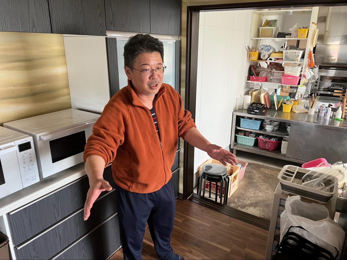 調理場の手前は客が利用できる。奥は加地さんが腕をふるう調理場