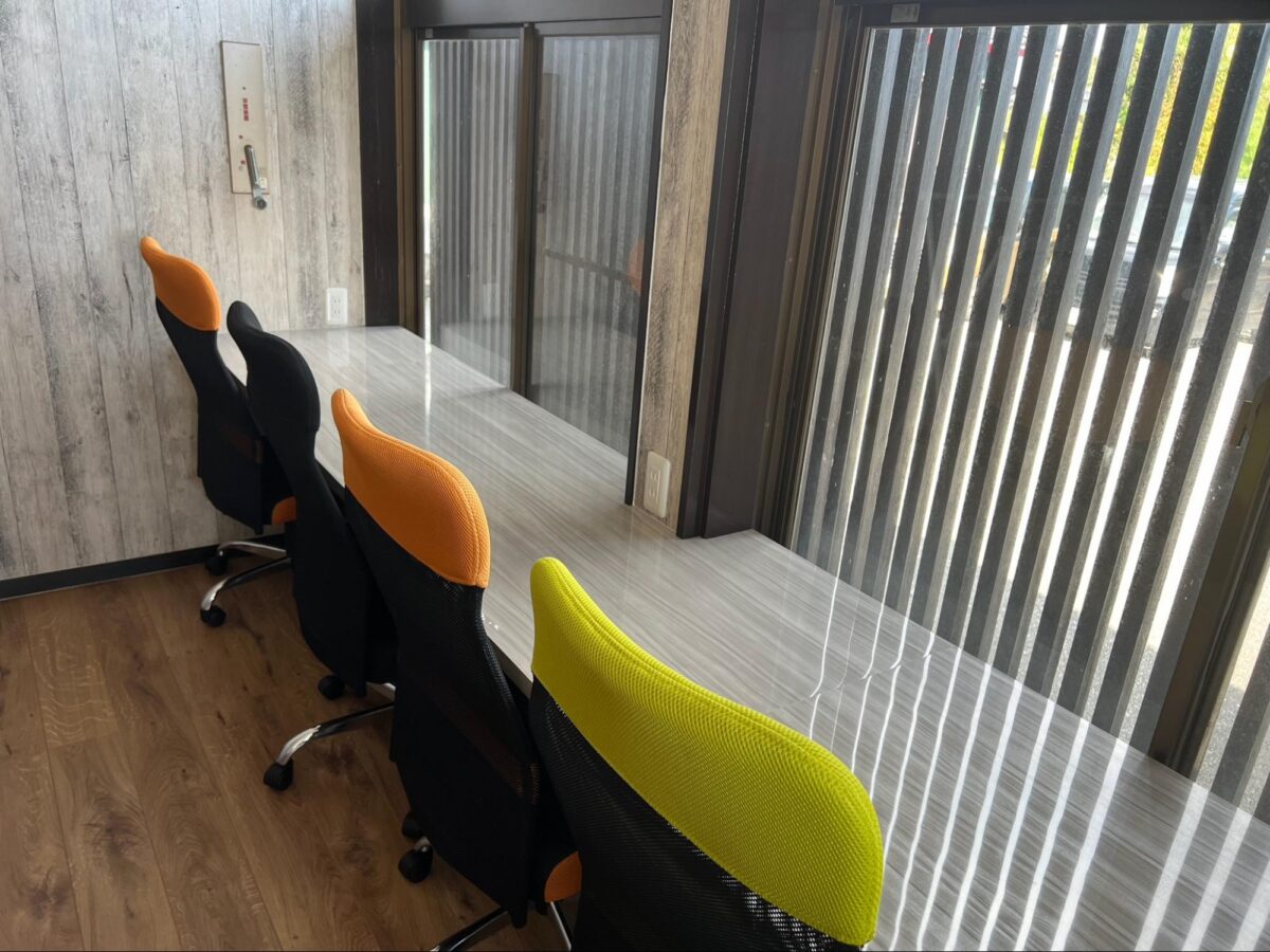 明るい日が差し込むワーキングルーム。使用する人が訪れる日を待っているようだ