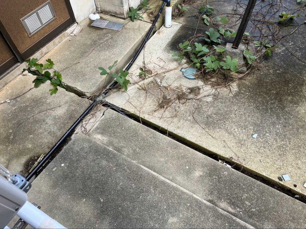 道に這わせて通した水道管。夏は40度を超えるお湯が出るという