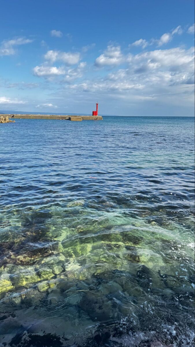 近くにはどこまでも青く続く美しい海があります