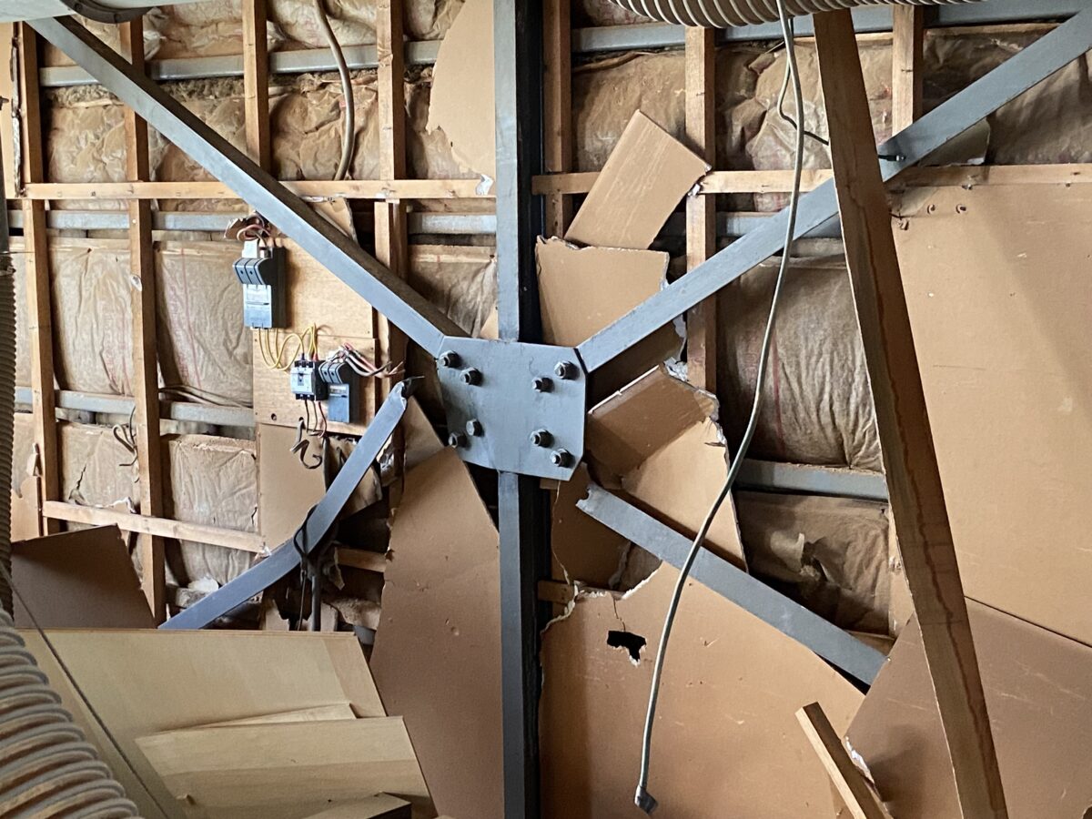 工場２階の破断した筋交い(修理前)（2024年1月2日 四十沢宏治さん撮影）