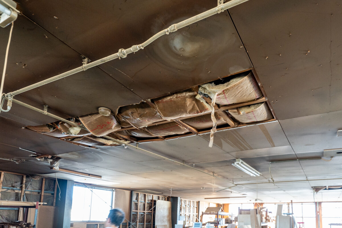 工房の至る所に痛々しい震災の痕跡