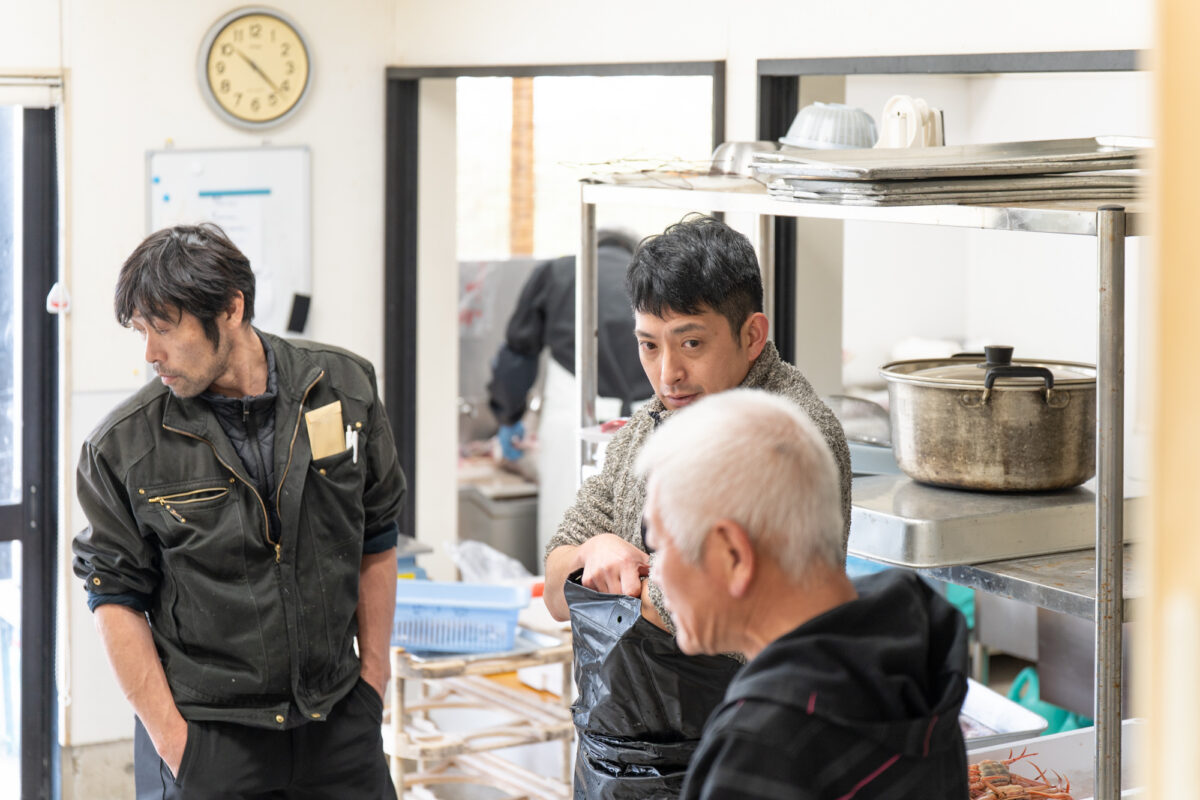 中小路さんの店には、近隣の飲食店の店主さんが次々と訪れる