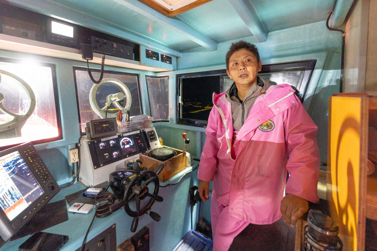 操舵室を見せてくれた中田氏