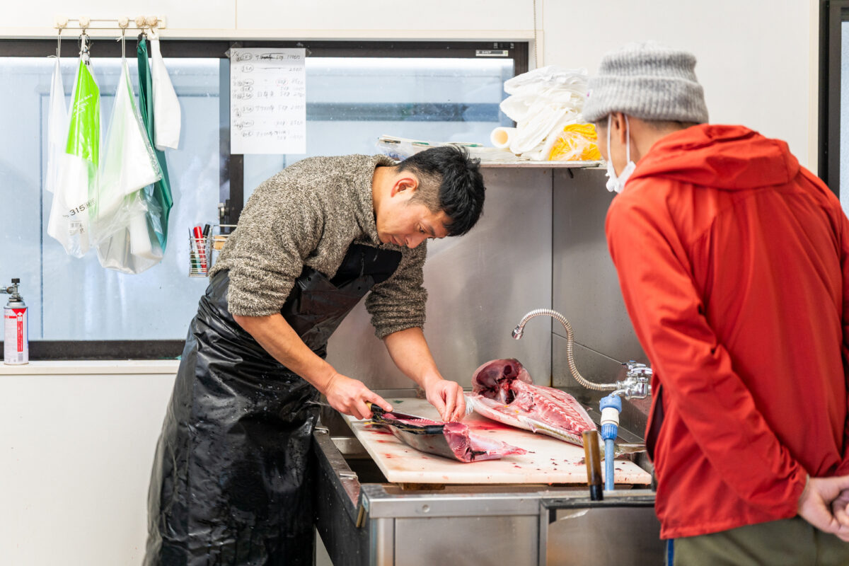 仕入れた魚をさばく中小路さん