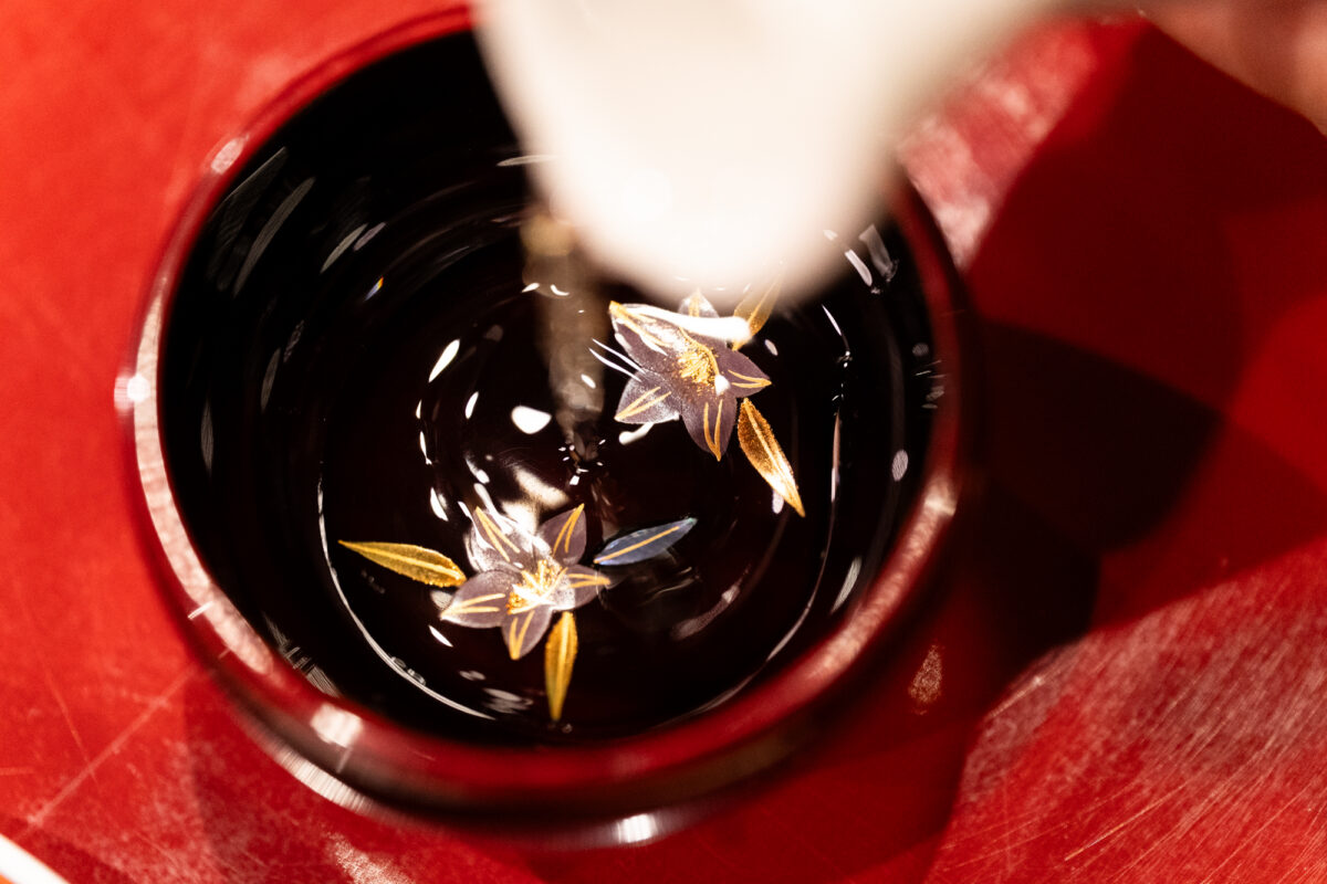 輪島塗のおちょこ。「お酒を注ぐと器の模様の表情が変わりますよ」とスタッフさん