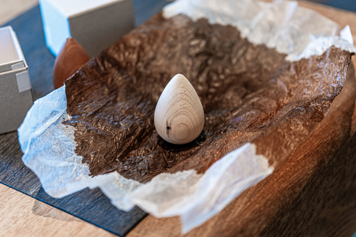 釘の跡をあえて残した古材の活用