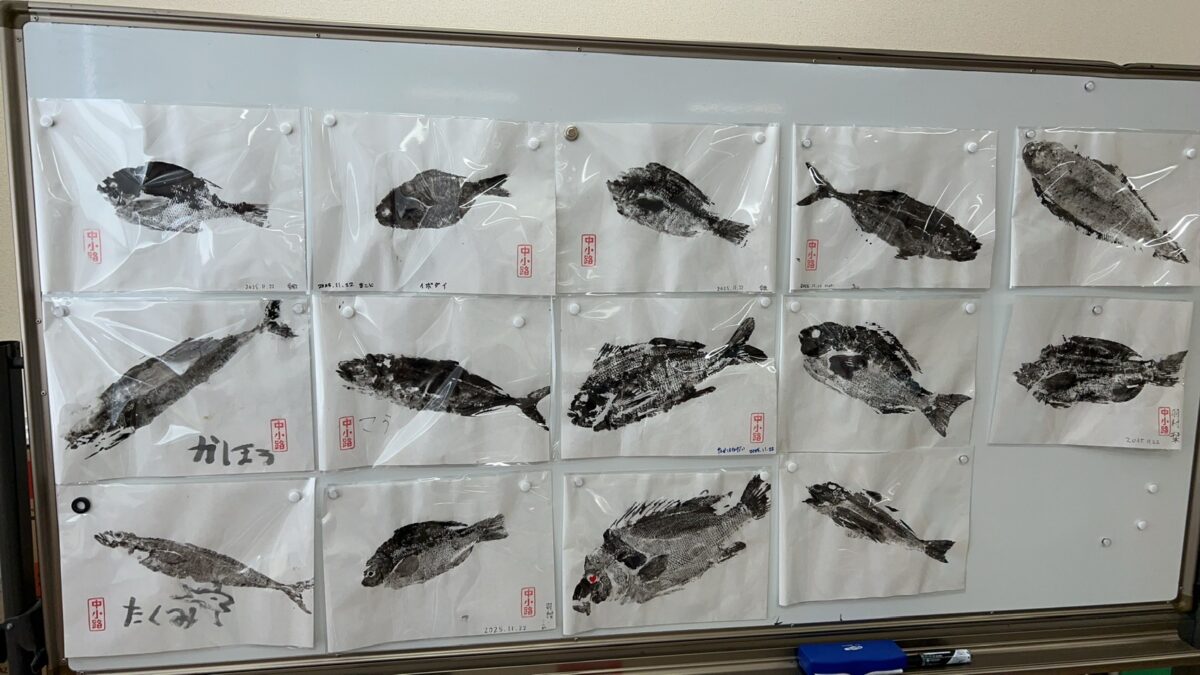 支援団体とのイベントも開催。写真は、魚拓をとって能登の魚を食べる親子向けワークショップの様子