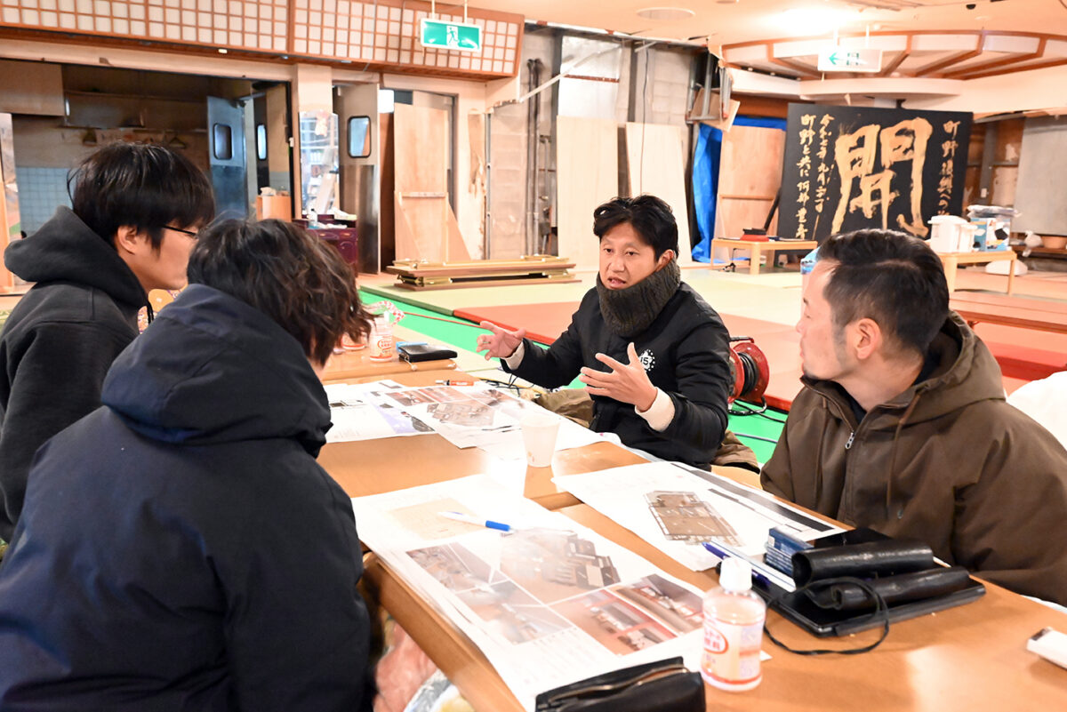 「MOTOYA Base」の設計プランを持って訪れた設計チームとの打ち合わせ。希望をすべて盛り込み、さらに独自の提案も添えられた提案に大満足。信頼で成り立ち、言いたいことが言えるよい関係が築かれている