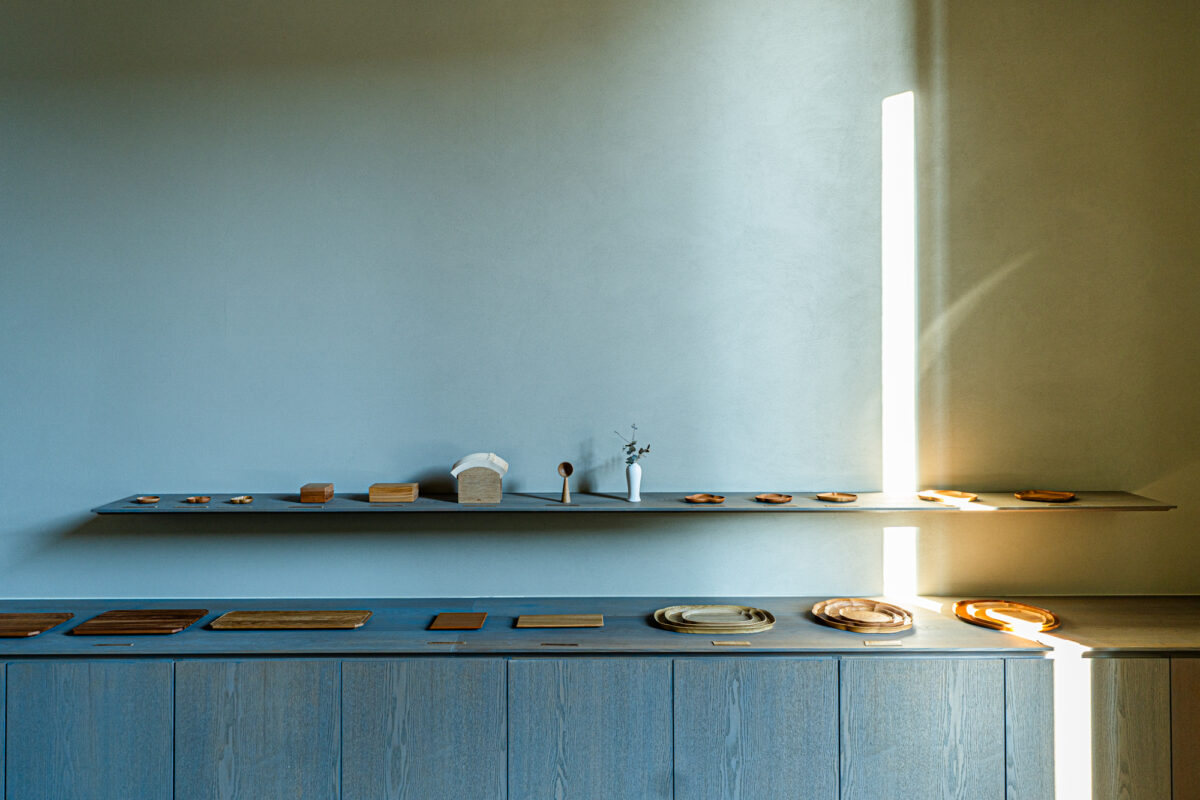 陽が差し込む四十沢さんのショールーム