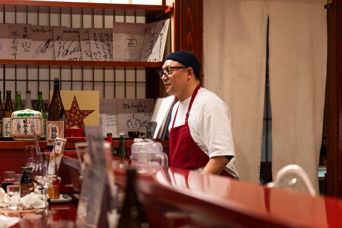 カウンターでお客さんと会話を楽しむ池端隼也さん