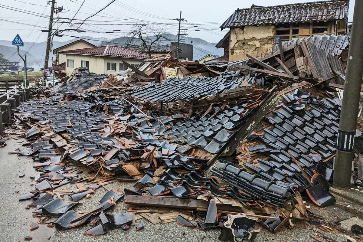 【画像３：能登半島地震のときの様子】
能登半島地震で町野町の多くの家屋が倒壊。本谷さんの自宅も倒壊し、当初は店で寝起きし2026年1月現在、仮設住宅で生活している