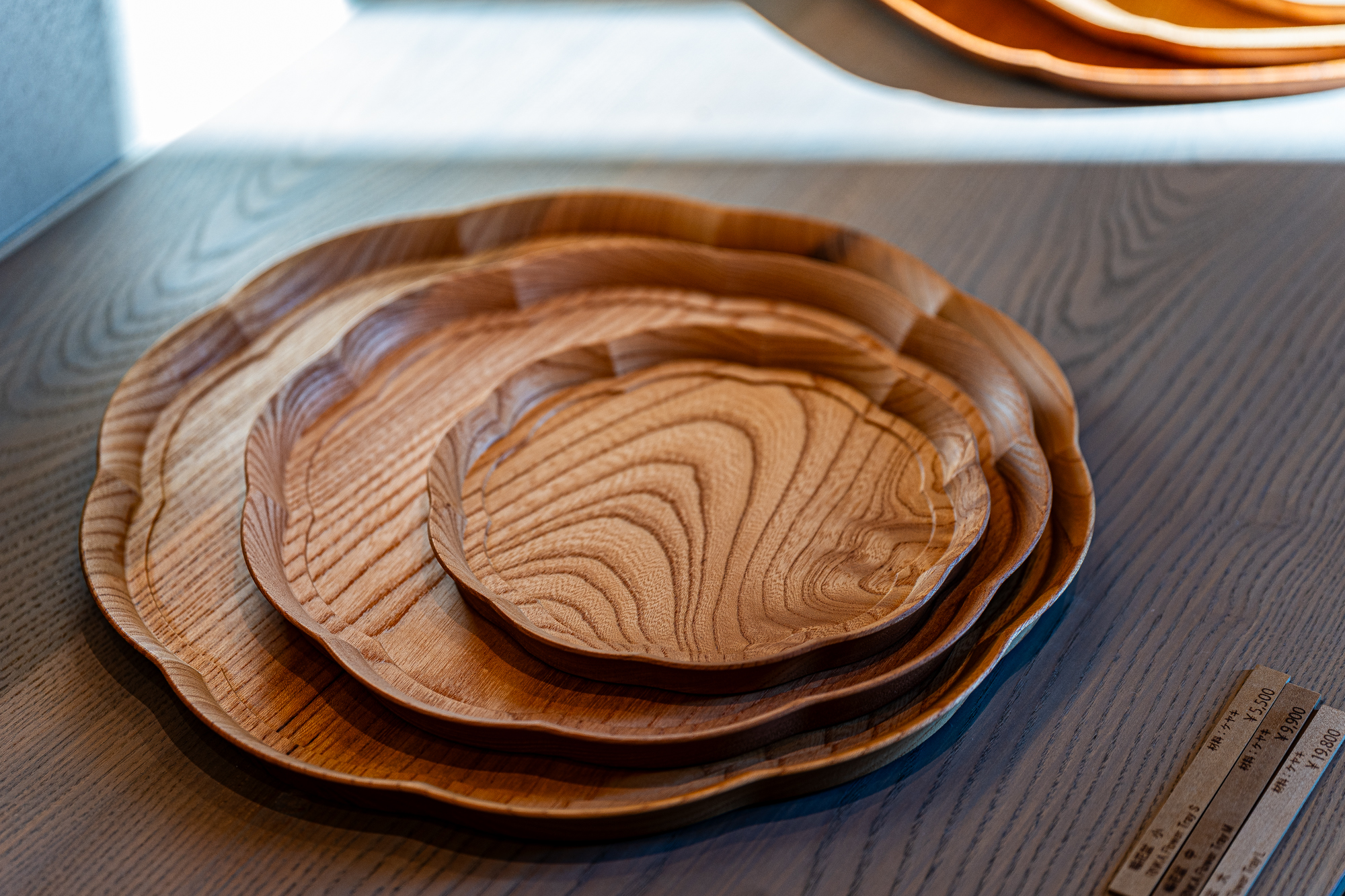 木目の美しさが際立つデザインの輪花盆