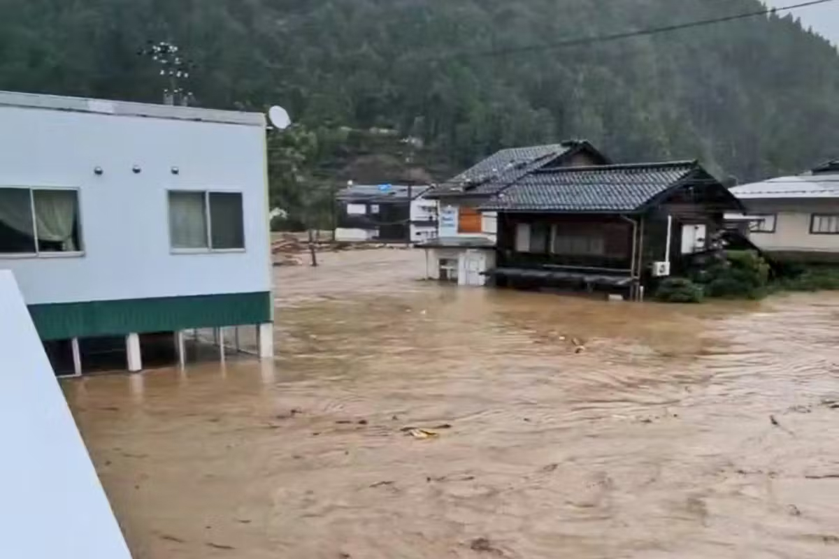 【画像４】
溢れた川の水、崩れた山の土砂などが町を飲み込んだ（画像提供：もとやスーパー）