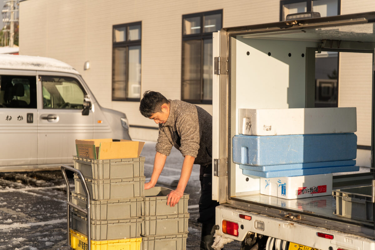 競りで落とした魚をトラックに積み込む