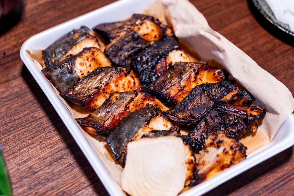 漁師さんが焼いてくれた、厚切りの白身魚