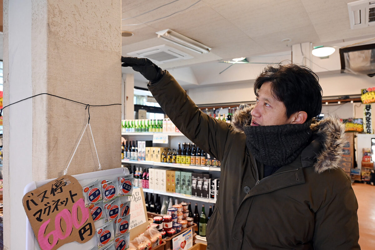 今も店内の柱や壁には浸水時の水位を示す跡が残る