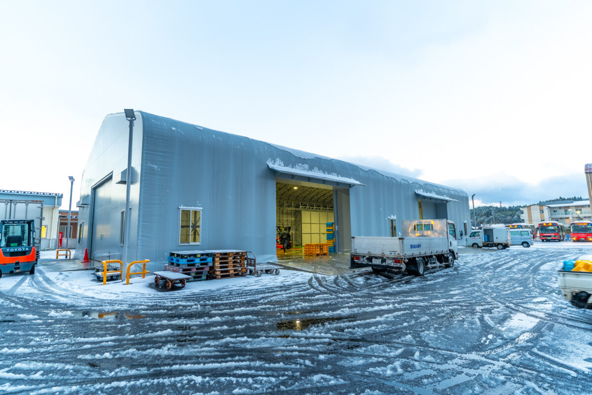 能登町の宇出津港。仮設の競り場