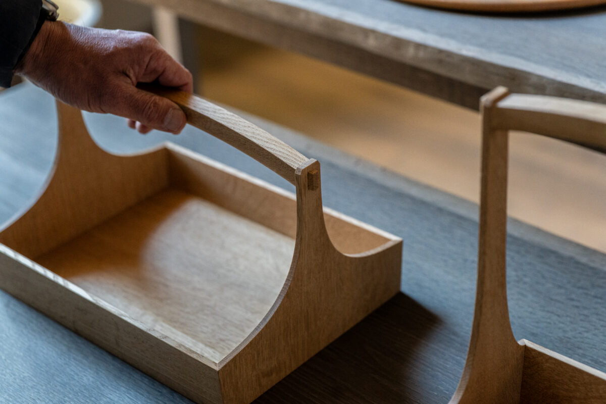 持ち手部分は「指物（さしもの）という高度な技術でつくられるテーブルキャディ