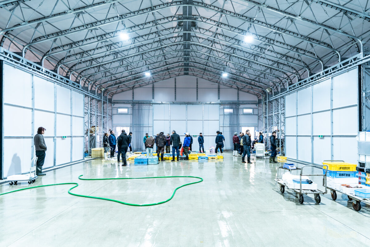 2025年9月上旬からスタートした、宇出津港の仮設競り場