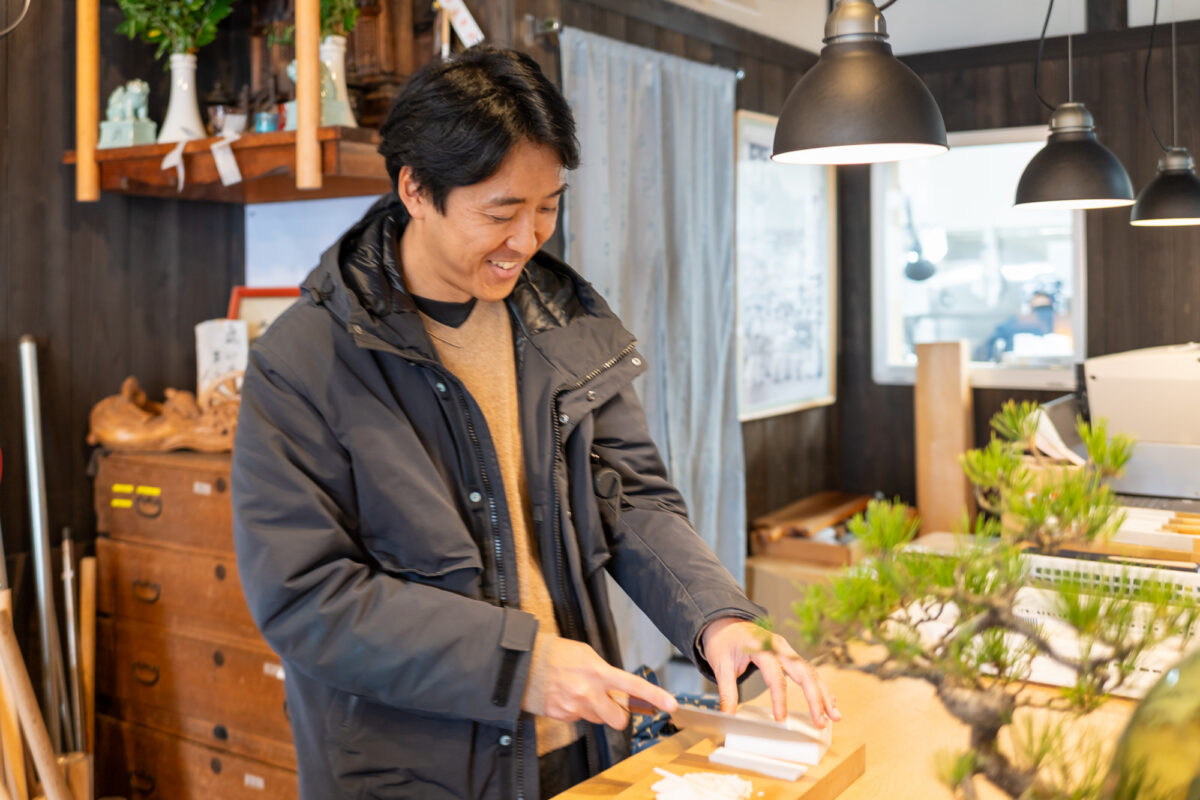 包丁の切れ味に感動する藤田氏