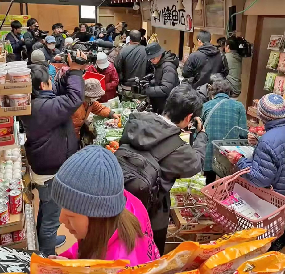 水害後の復活オープン初日の賑わい（画像提供：もとやスーパー）