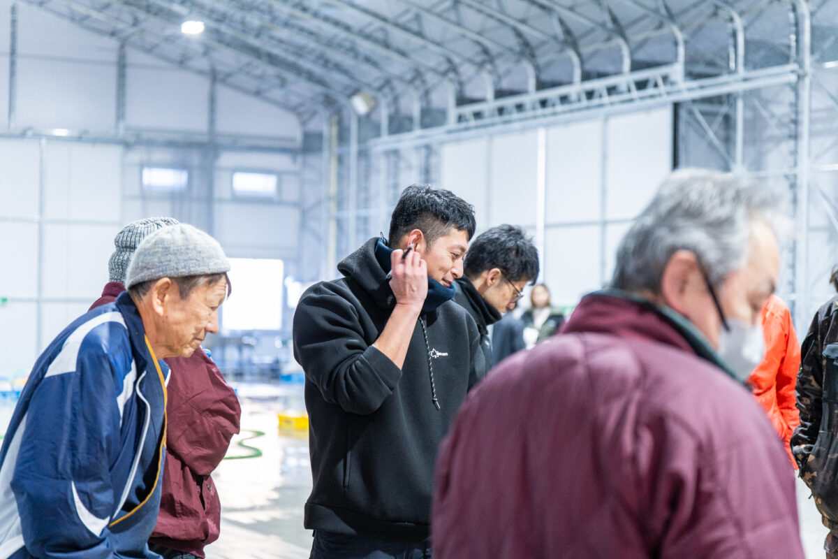 楽しそうに競りに参加する中小路さん