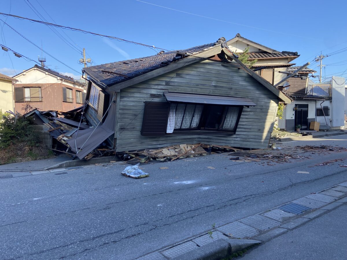 ショールーム 向かいの倒れた建物（2024年1月2日 四十沢宏治さん撮影）