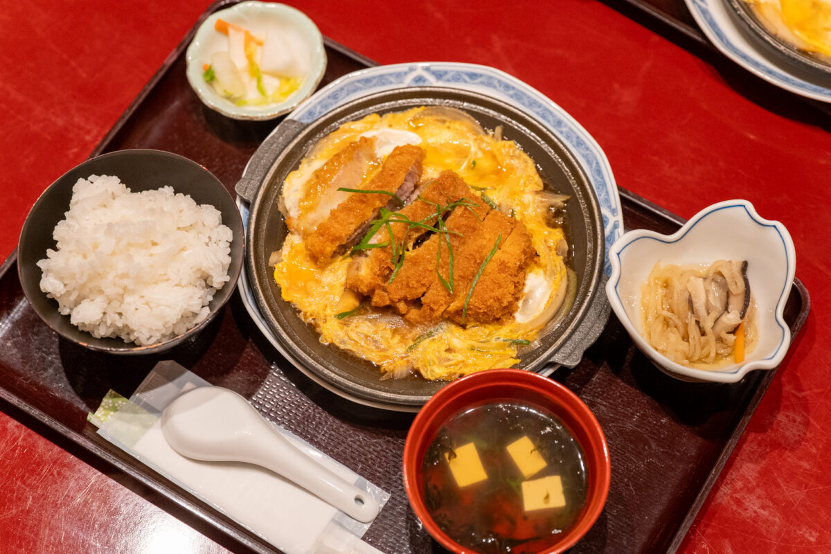 “mebuki-芽吹-”のランチメニューのひとつ「能登豚のカツ鍋定食」