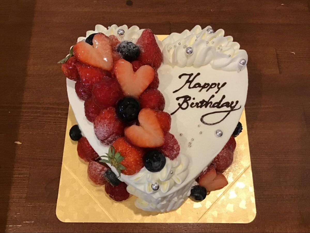 “お菓子工房Hanon”の誕生日ケーキで家族揃ってお祝いする。滝川さんの幸せの素です