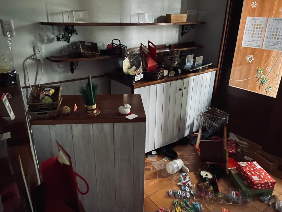 震災後、家は無事だったが、お店では商品が散乱。門松の飾り、羊の置物がお正月だったことを物語っている(写真提供滝川さん:2024年1月2日撮影)