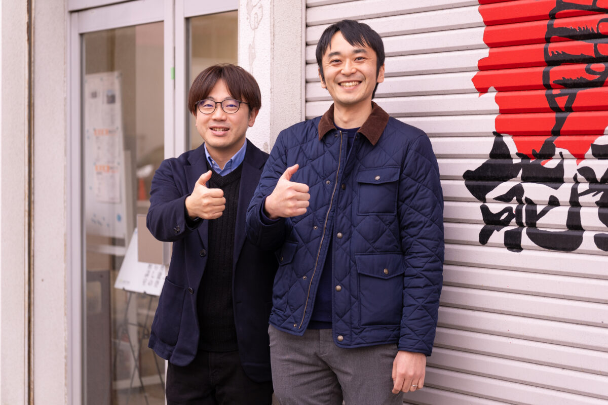 能登半島サインで笑顔を見せる二人