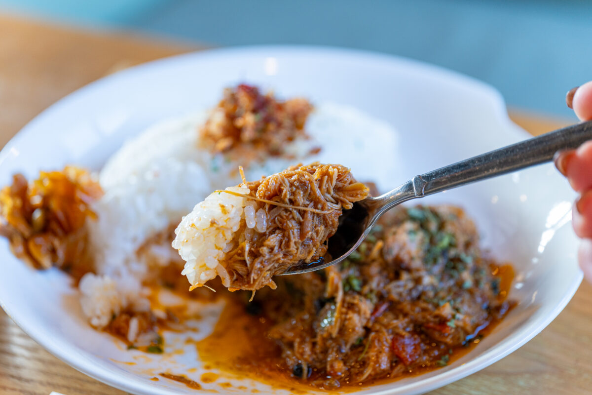 チキンカレーは、長時間じっくり煮込んだホロホロのお肉が絶品