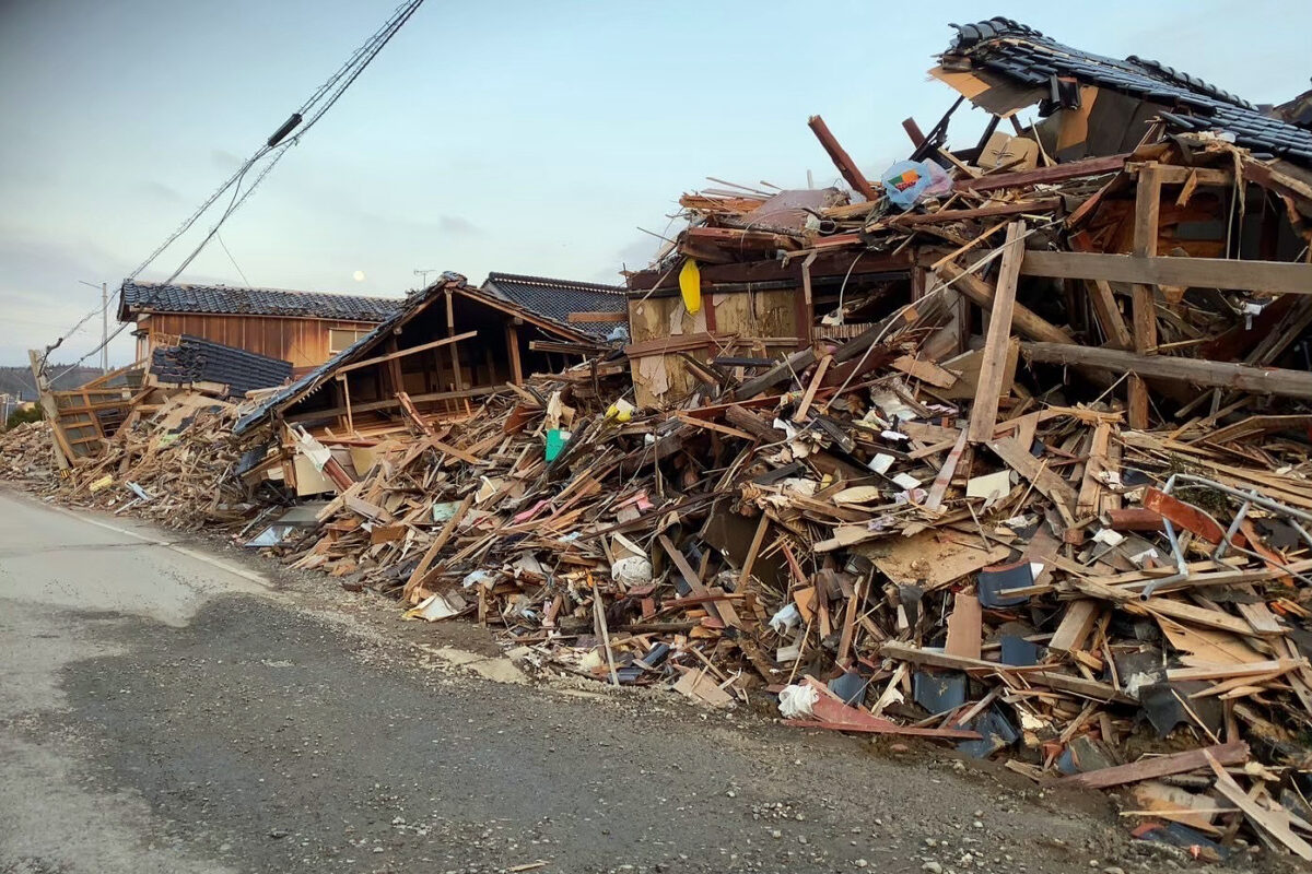 七尾駅の周辺でも多くの建物が倒壊し、津波警報で多くの市民がパトリアに集まってきた