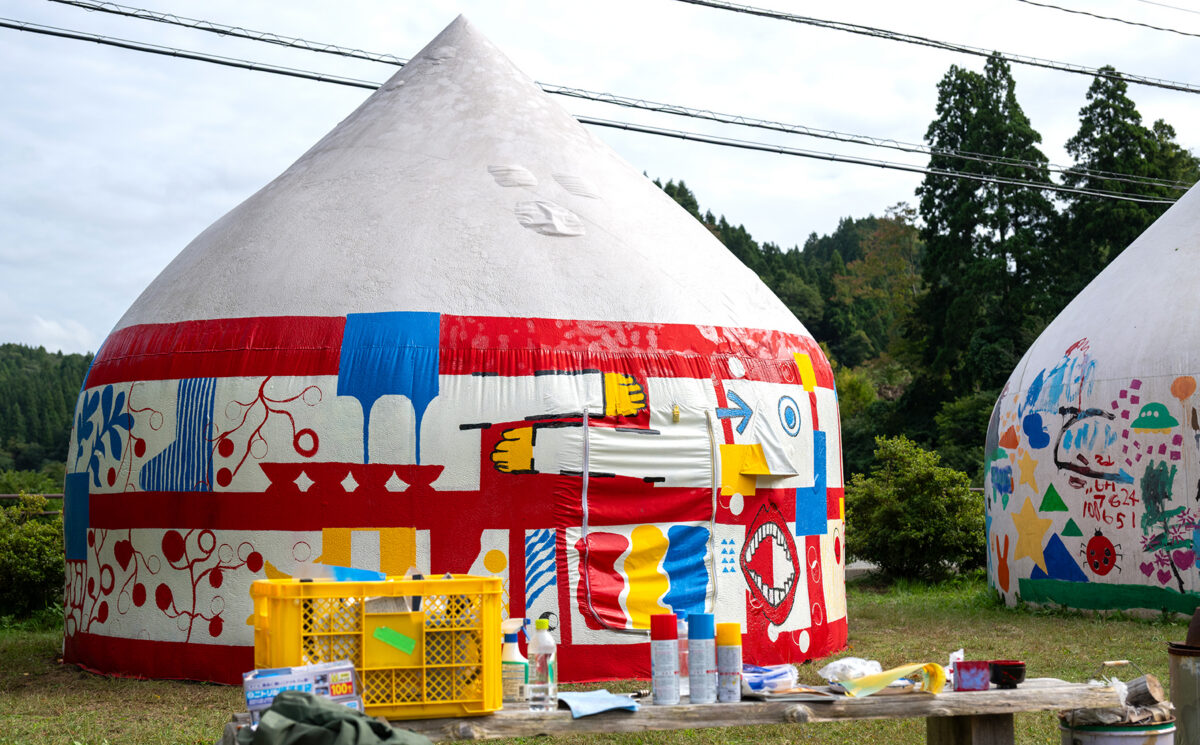 輪島市の「のと復耕ラボ ボランティアBASE三井」で実施した壁画アート（撮影：2025年10月　「はじめたいこと、はじめよう！プロジェクト」提供）