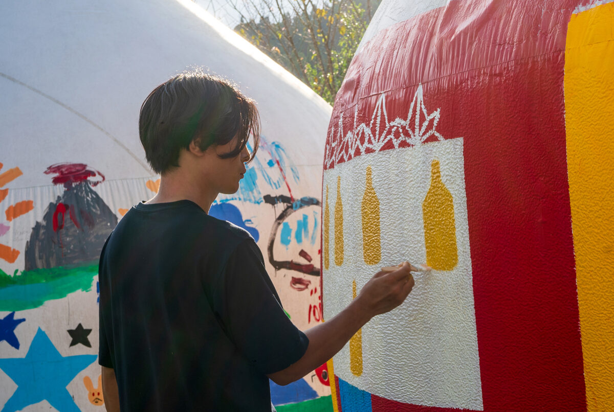 自らデザインした壁画アートの模様を描く畠山さん（撮影：2025年10月　「はじめたいこと、はじめよう！プロジェクト」提供）