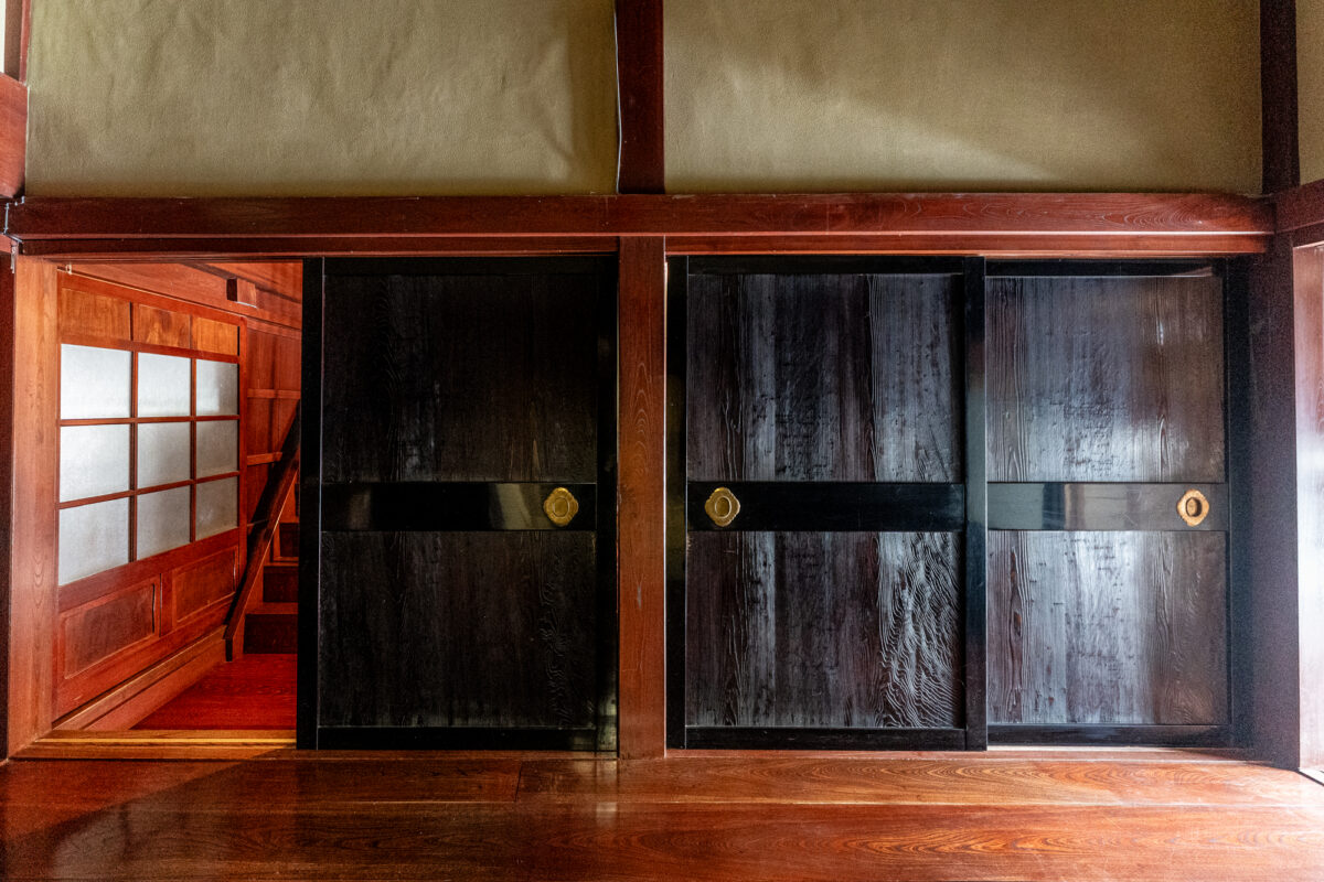 数枚の板を継いだものではなく、戸1枚ごとに1枚の板でできている板戸