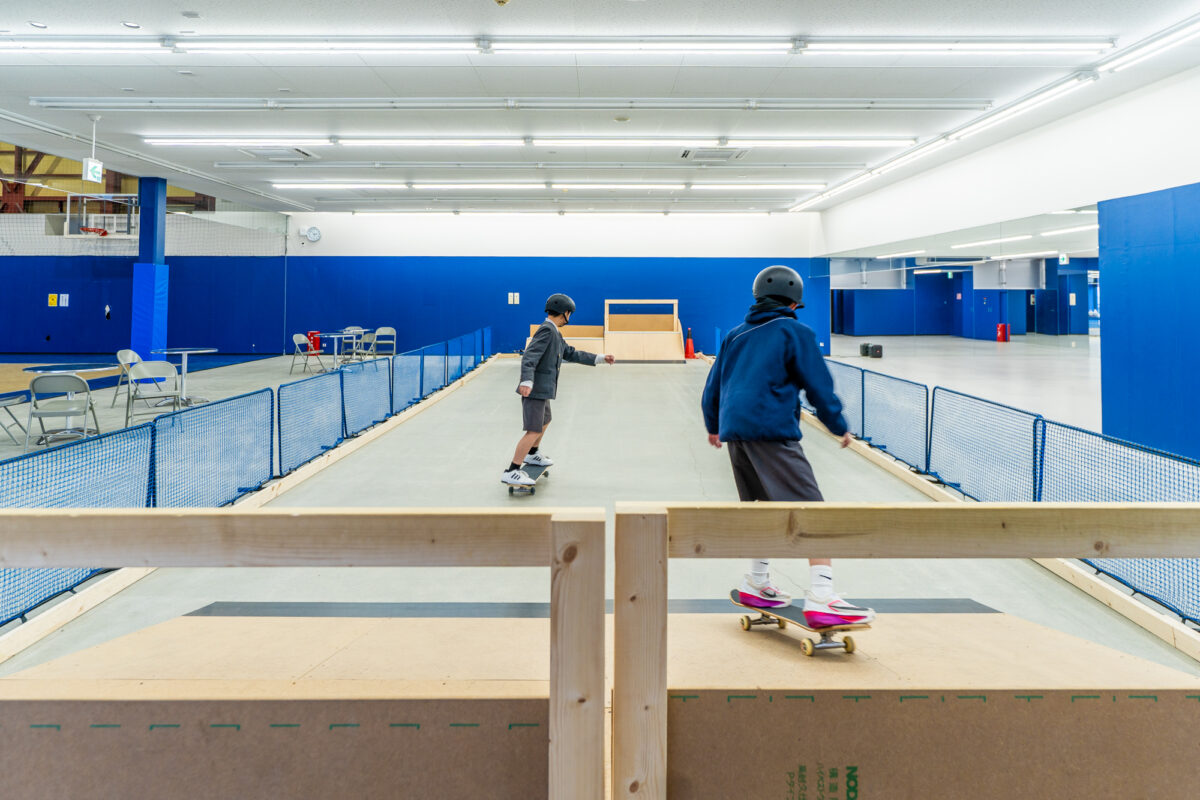 スケートパークには簡易的なセクションが設置されている