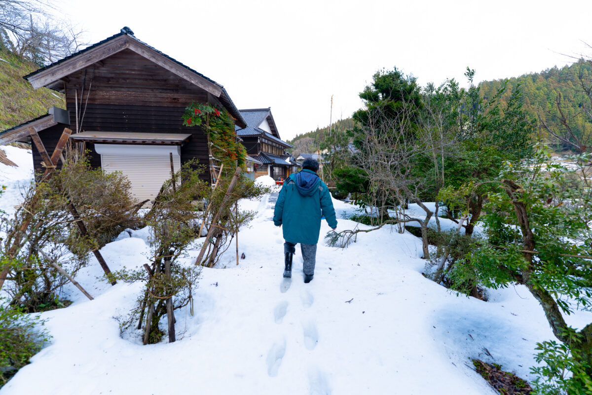 取材人のために雪を踏み固めながら案内してくださった宮川さん
