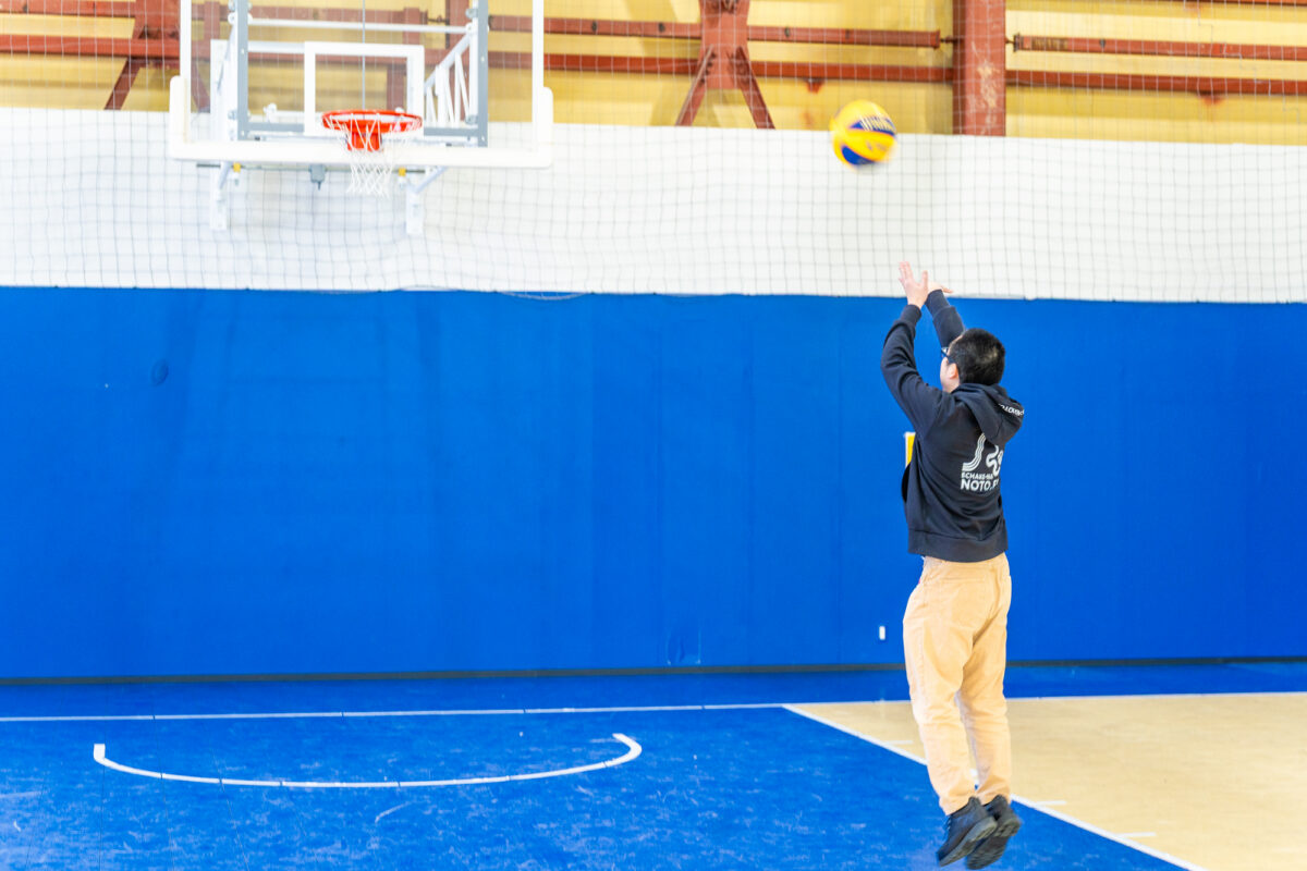 空き時間にバスケットボールで遊ぶ谷 遼典さん